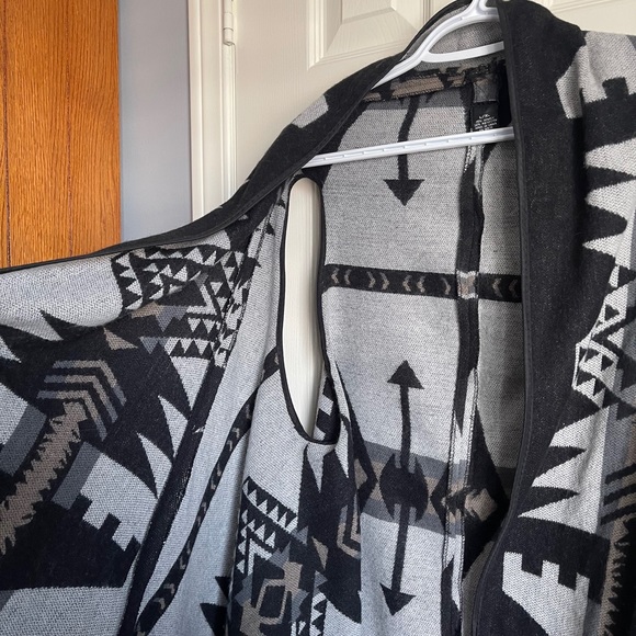 Patterned Vest - Picture 4 of 4